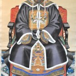 Een Keizer en Keizerin en een berglandschap. Drie Chinese scrolls, gemengde techniek, gouache en aquarel op papier.