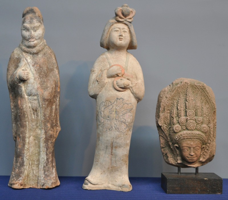 Een vrouwenfiguur en een mannenfiguur van terracotta naar de Tang-dynastie. We voegen er een Aziatisch godsbeeld van gegoten steengoed op sokkel aan toe.