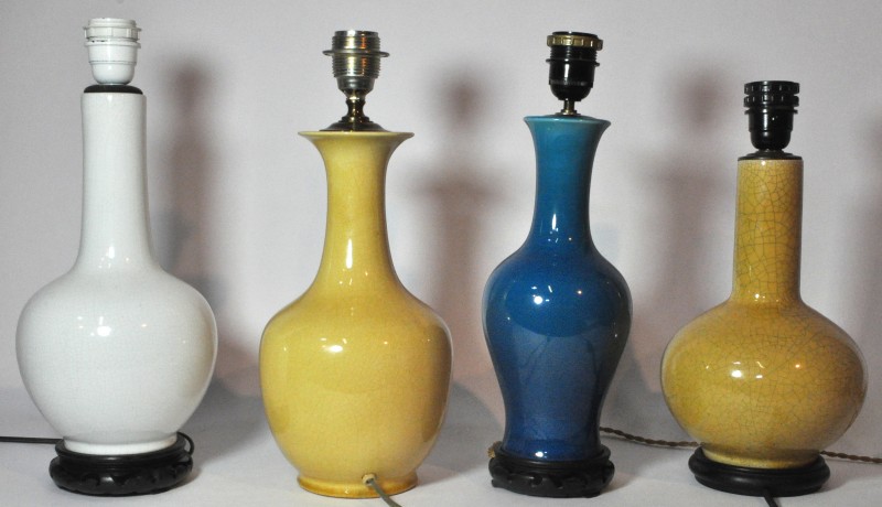 Vier diverse lampenvoeten van crackleware porselein met diverse monochrome kleuren. Medio XXste eeuw. Chinees werk.