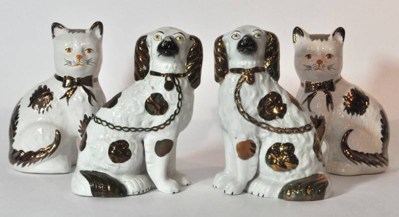 Twee honden en twee katten van meerkleurig aardewerk. Staffordshire.