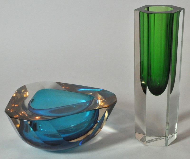 Een solifiore en een asbak van resp. groen en blauw gekleurd Muranoglas. Jaren ‘50. Kleine schilfer bij de eerste.