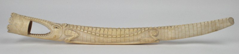 Gesculpteerde slagtand versierd met een krokodil. Klein letsel.