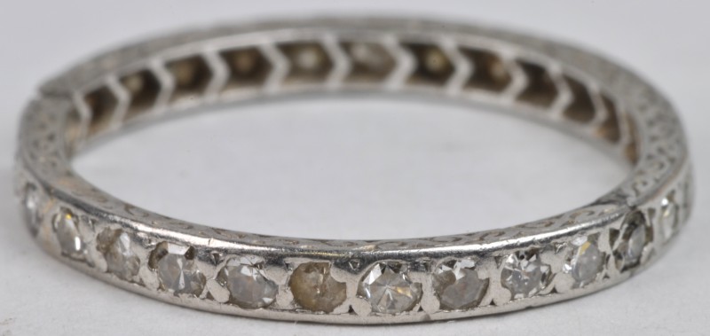 Een 18 karaats wit gouden trouwring bezet met diamant oude slijp met een gezamenlijk gewicht van ± 0,29 ct. (één steentje ontbreekt).