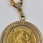 Een 18 karaats geel gouden schakelketting met hanger bezet met een munt van 1 Dukaat. Frans Jozef 1915.