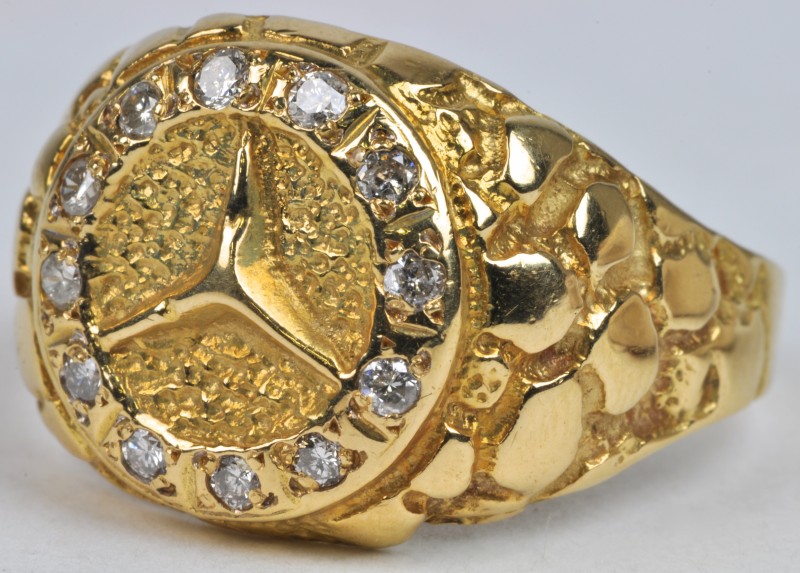 Een 18 karaats geel gouden ring bezet met briljanten met een gezamenlijk gewicht van ± 0,28 ct. en met Mercedes embleem.