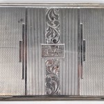 Een zilveren sigarettenhouder 800‰. Met initialen.