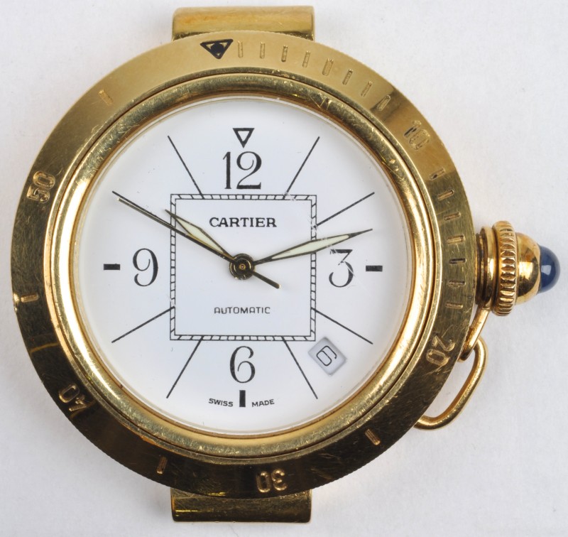 Een 18 karaats geel gouden horloge bezet met een saffier cabochon.