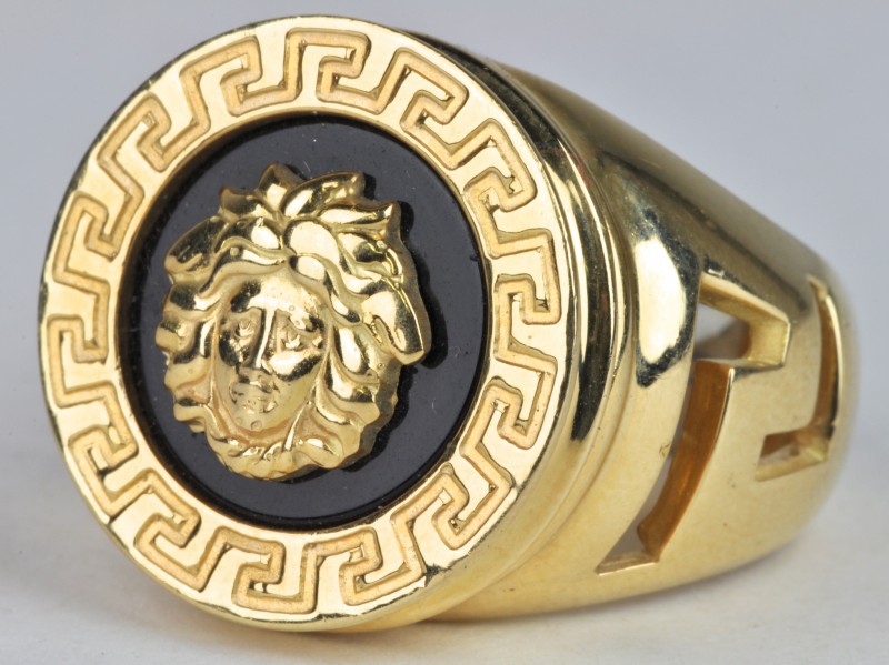 Een 18 karaats geel gouden ring met embleem van Medussa.
