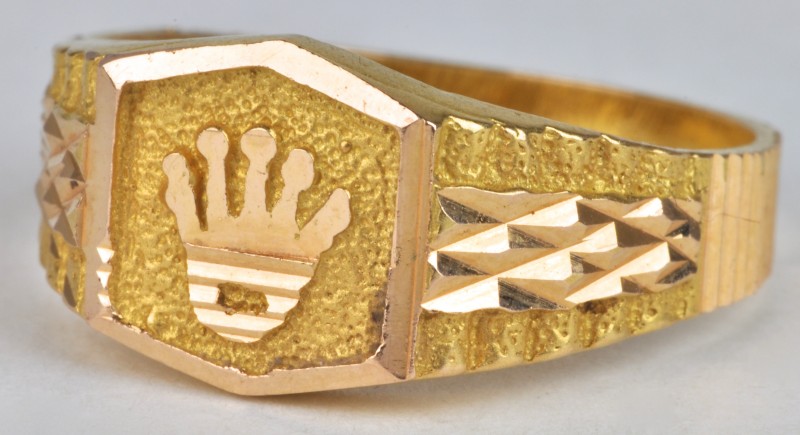 Een 22 karaats geel gouden ring bezet met embleem van Rolex.