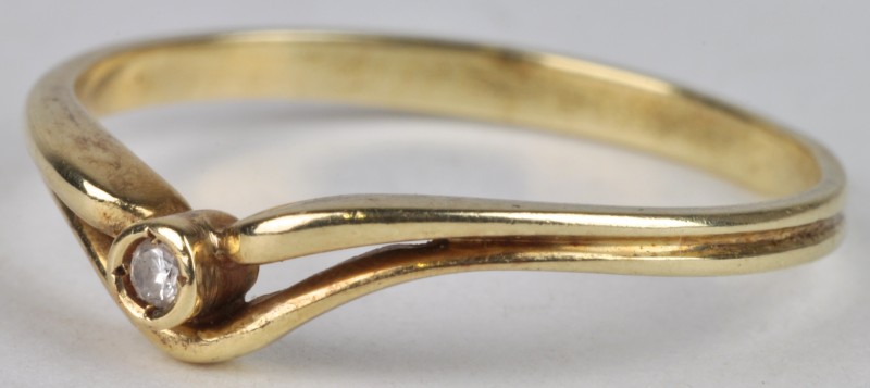 Een 18 karaats geel gouden ring bezet met één briljantje.