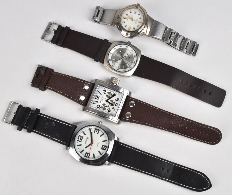 Vier verschillende horloges van roestvrij met lederen polsband.