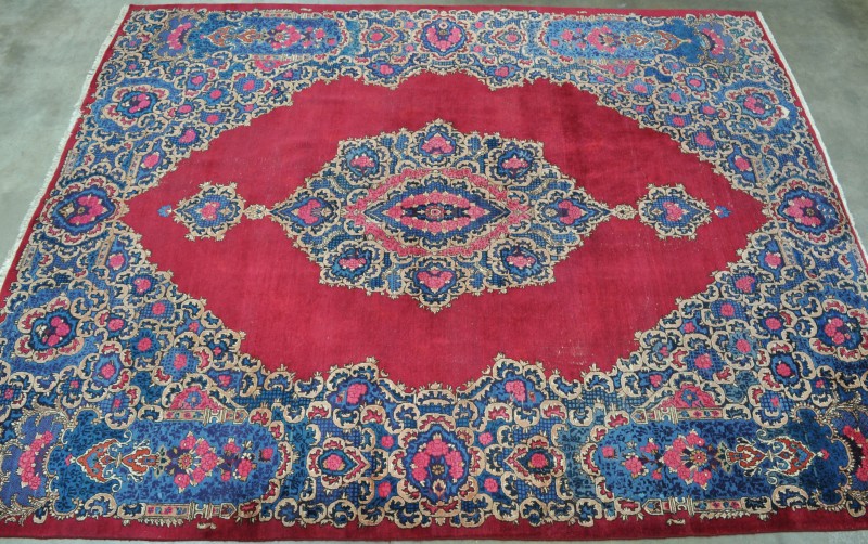 Een handgeknoopt Perzisch wollen tapijt met een uitzonderlijk decor van vazen. Gesigneerd. Medio XXe eeuw.