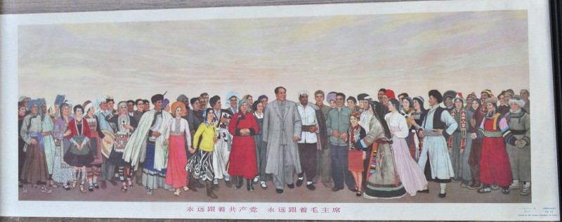 Zes diverse Chinese propagandistische posters uit de jaren zeventig: drie kleinere: 86-576, “Mao bij soldaten”. 86-601, “Schrijfles”. 86-764, “Landschap”. Iets groter: 86-763, “Ruiters”. 8172-208, “Landschap”. Langwerpig: 86-716, “Follow the communist party forever, follow Chairman Mao forever”.