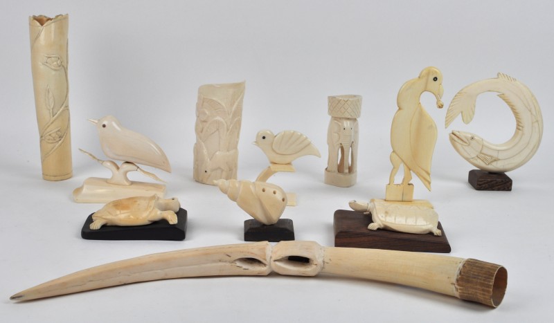 Een lot gesculpteerd Afrikaans ivoor, bestaande uit siervaasjes, schildpadjes, een vis, enz. 11 stuks.