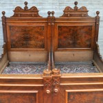 Twee bedden van mahoniehout- en wortelfineer in classicistische stijl. Tijdperk Victoria.