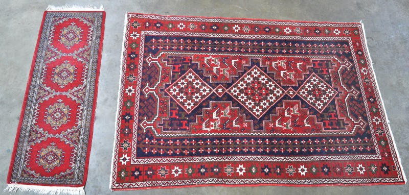 Een handgeknoopt Perzisch wollen tapijt. We voegen er een gelijkaardig lopertje aan toe.