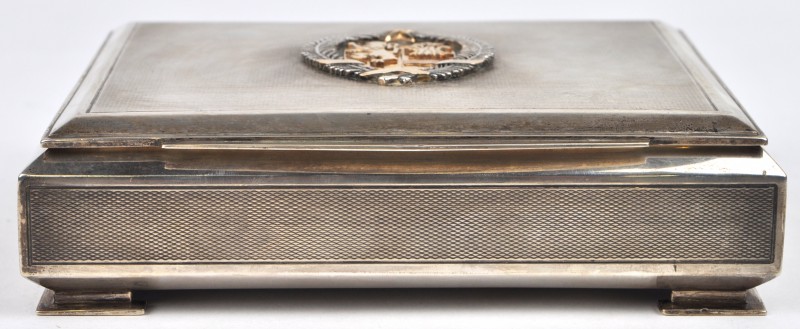 Een geguillocheerd zilveren sigarendoosje met houten binnenbakje.