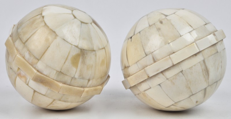 Twee Aziatische bollen, opgebouwd uit benen plaatjes.