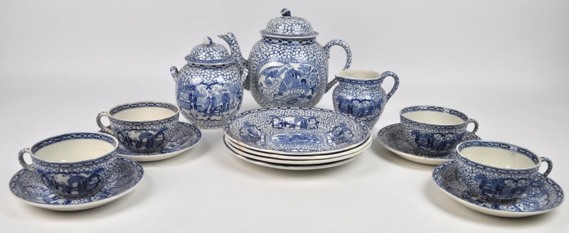 Een servies voor vier personen van blauw en wit aardewerk met een Chinees decor naar een ontwerp van William Adams.