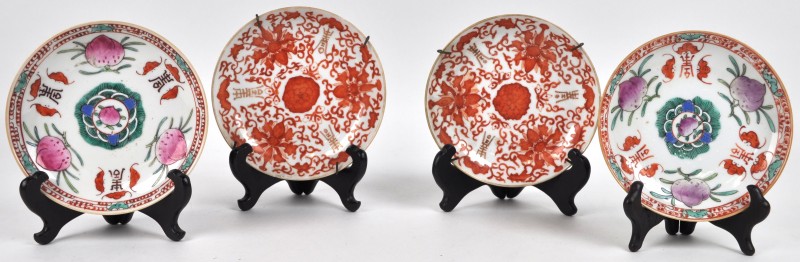 Vier kleine bordjes van meerkleurig Chinees porselein. XIXde eeuw. Onderaan gemerkt.