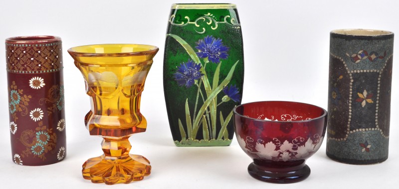 Een lot varia bestaande uit twee vazen en een kommetje van gekleurd glas en twee penseelkokers van meerkleurig aardewerk.