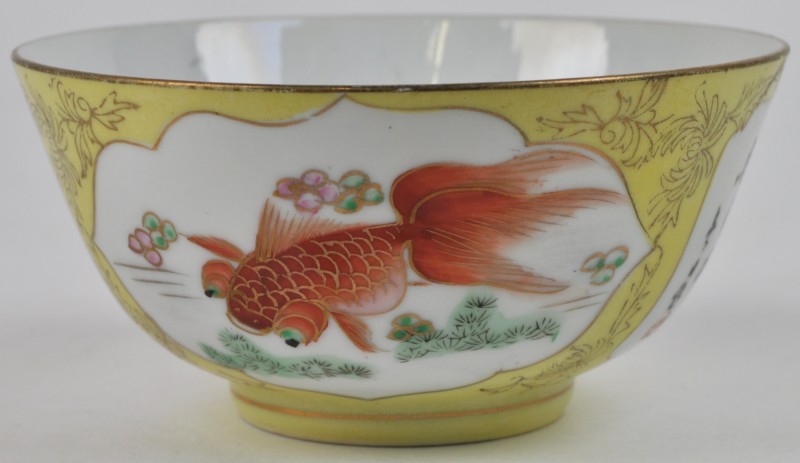 Een kommetje van meerkleurig Chinees porselein met een decor van goudvissen.