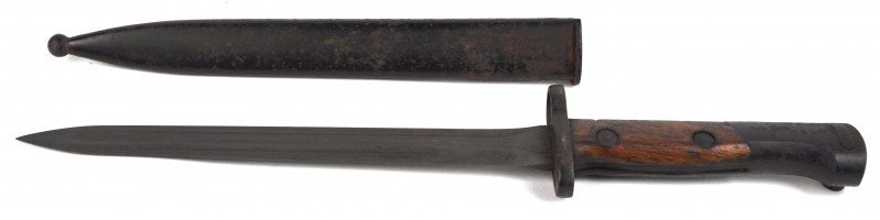 Een oude bajonet met ijzeren schede. Gemerkt op handvat S.A. 30 en genummerd 6140.