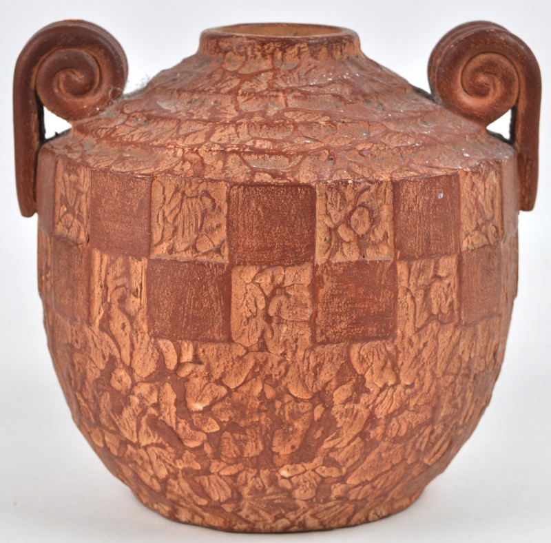Een art deco vaas van roestbruin gepatineerd aardewerk.