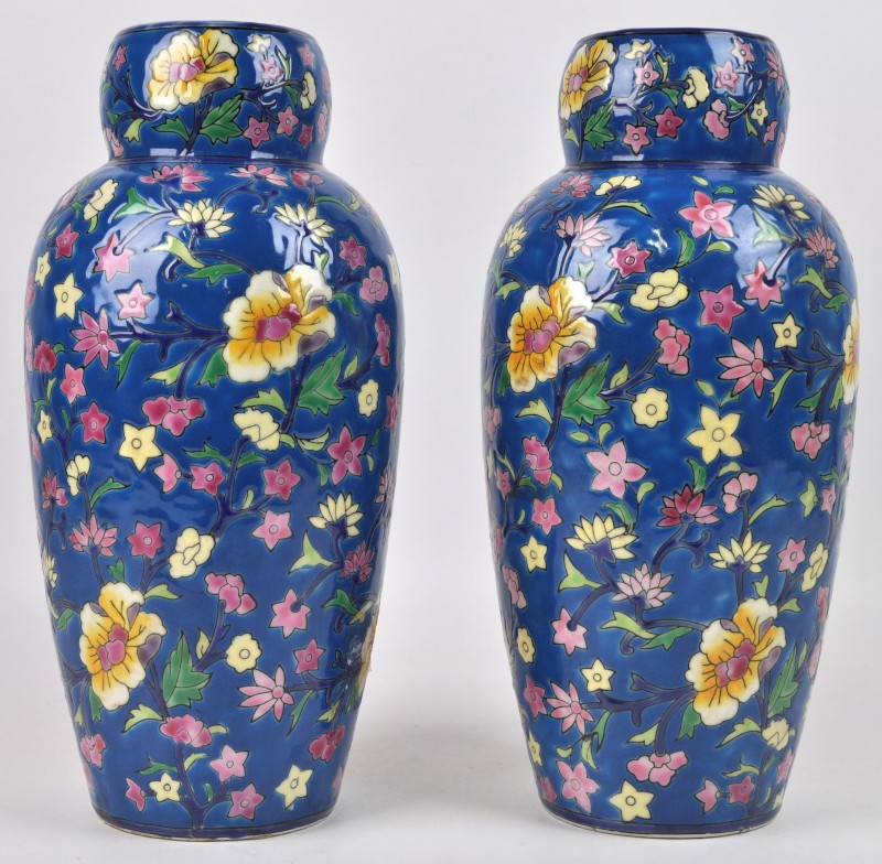 Een paar vazen van aardewerk met blauw bloemmotief.