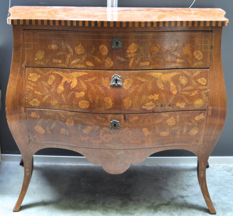 Een gebombeerde commode van gefineerd hout in Lodewijk XV-stijl versierd met marqueterie.