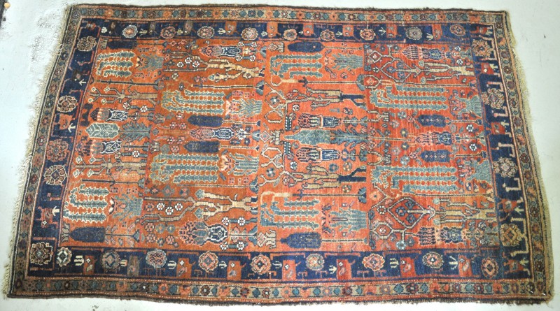 Een antiek handgeknoopt Oosters tapijt van wol.