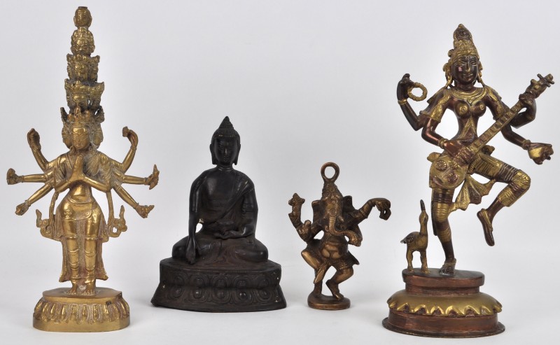 Een lot van drie Boeddhistische beelden van gepatineerd brons. We voegen er een bronzen voorstelling van Ganesh aan toe.