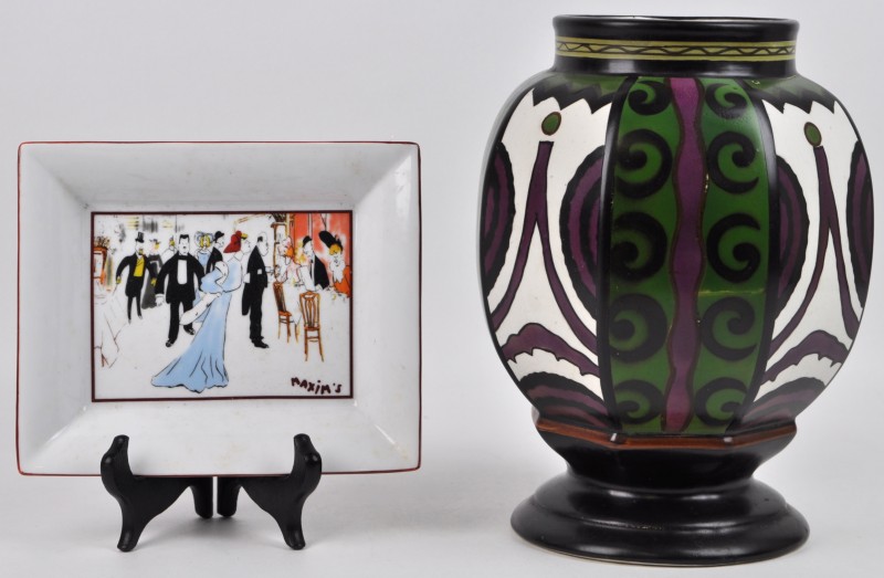 Een art deco vaas van meerkleurig aardewerk en een porseleinen schaal van Maxim’s in doosje.