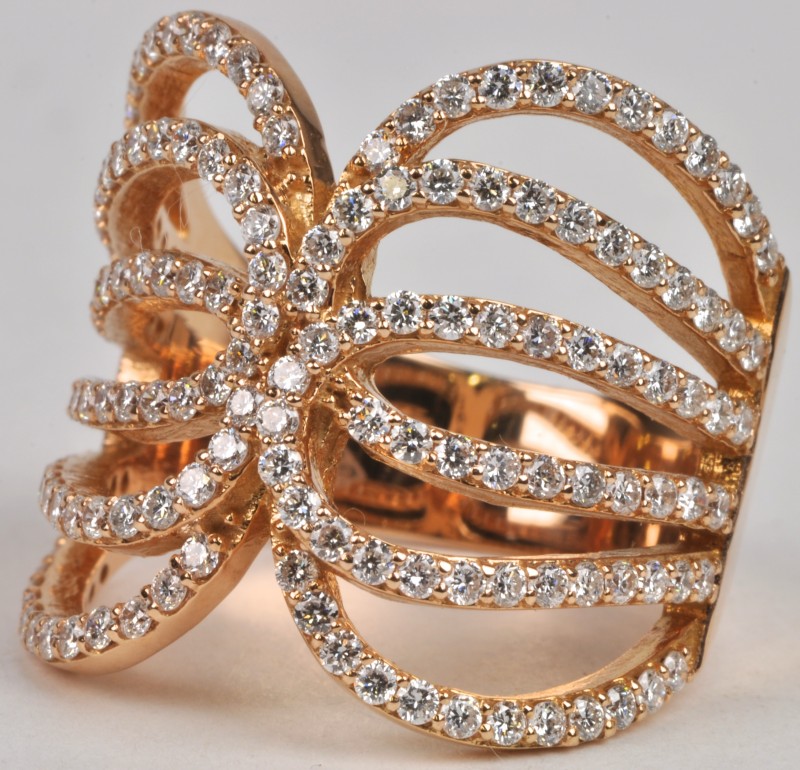 Een 18 karaats rooskleurige gouden ring bezet met 150 diamanten met een gezamenlijk gewicht van ± 1,41 ct.