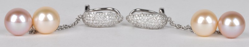Een paar 18 karaats wit gouden oorbellen bezet met diamanten met een gezamenlijk van ± 0,45 ct. en vier parels van verschillende kleuren roze.