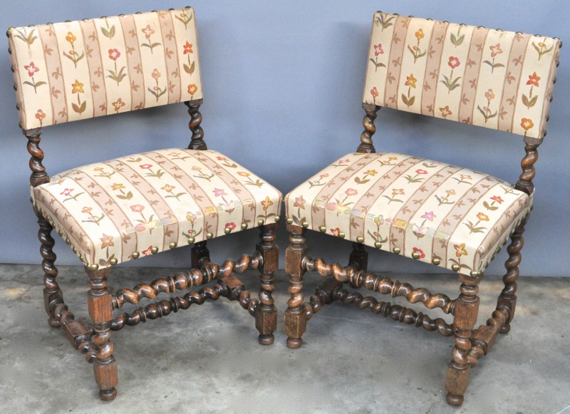 Een paar stoelen van getorst eikenhout in renaissancestijl met poten in H-verbinding.
