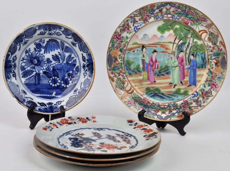Een lot van drie XIXe eeuwse Imariborden, een Chinees bord van rond 1900 en een bord van Delfts aardewerk omstreeks 1800.