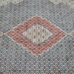 Prachtig Perzisch tapijt van wol. Zeer fijn handgeknoopt. Boord met herati, centraal een ruitvormig medaillon omgeven door een bloemenveld.