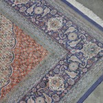 Prachtig Perzisch tapijt van wol. Zeer fijn handgeknoopt. Boord met herati, centraal een ruitvormig medaillon omgeven door een bloemenveld.