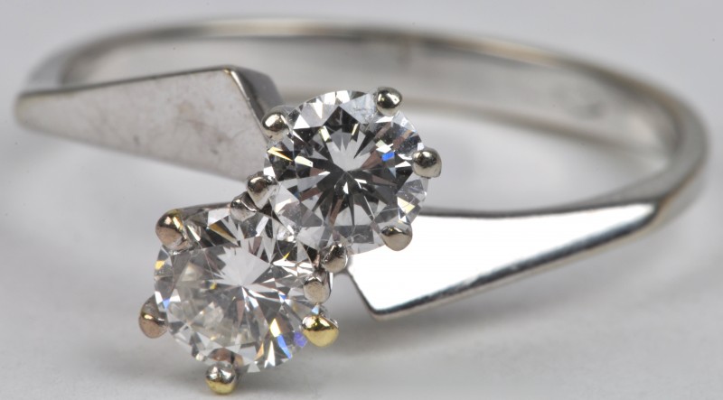 Een 18 karaats wit gouden ring “toi et moi” bezet met diamanten met een gezamenlijk gewicht van ± 0,50 ct.