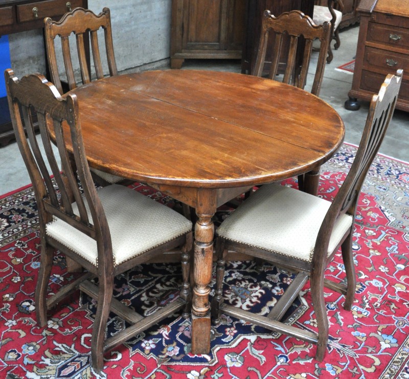 Een ronde tafel en zes stoelen van gedraaid en gesculpteerd eikenhout.