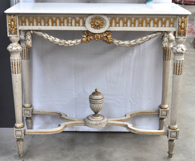 Een console van wit gepatineerd en verguld hout in Lodewijk XVI-stijl met wit marmeren blad.