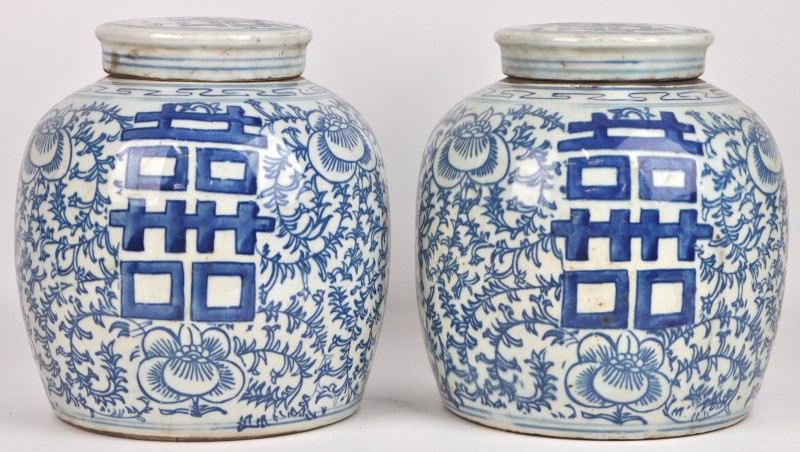 Een paar gemberpotten van Chinees porselein met een blauw en wit decor van symbolen van het lange leven.