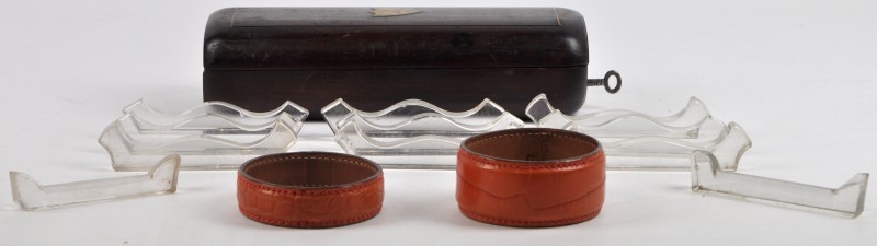 Een houten coiffeurs koffertje, er worden twee lederen armbanden en een set glazen messenleggers aan toegevoegd.