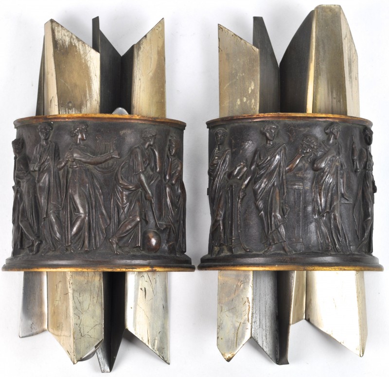 Een paar moderne appliques van metaal, versierd met een halfronde classicistische fries met personages van brons.