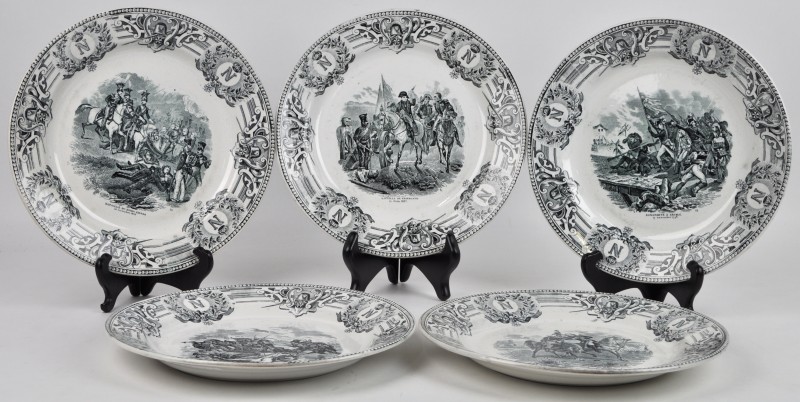 Serie van vijf borden van zachte pasta met donkergrijs camaïeudecor met scènes uit de campagnes van Napoleon. Onderaan gemerkt Boch Frères.