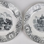 Serie van vijf borden van zachte pasta met donkergrijs camaïeudecor met scènes uit de campagnes van Napoleon. Onderaan gemerkt Boch Frères.