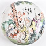 Een dekseldoos van Chinees porselein met een meerkleurig decor van personages.