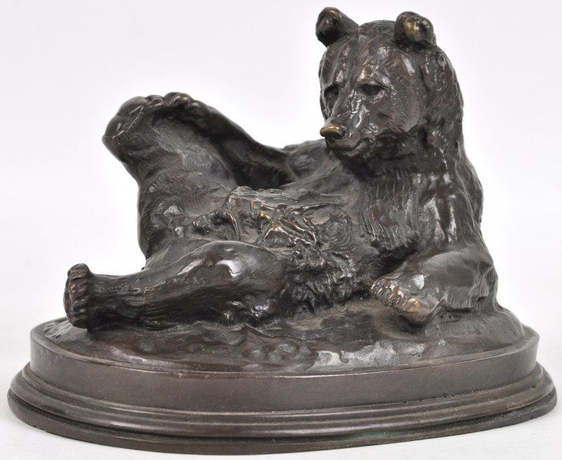 Een liggende beer van donker gepatineerd brons naar een werk van Barye.