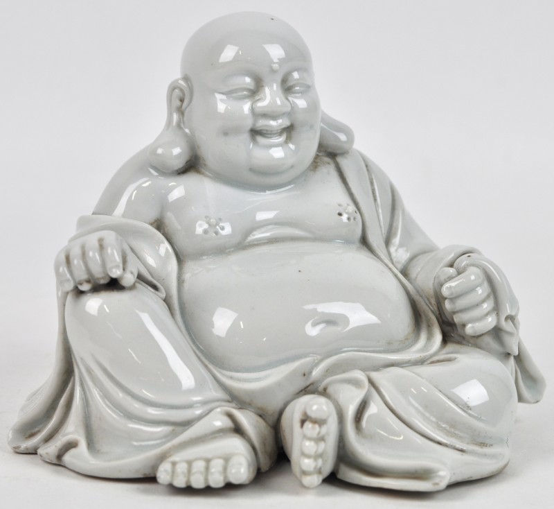 Een zittende Boeddha van monochroom wit porselein naar het blanc-de-Chine.